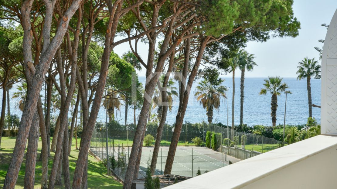 Stunning luxury beachside townhouse in Marbellamar, Marbella's Golden Mile