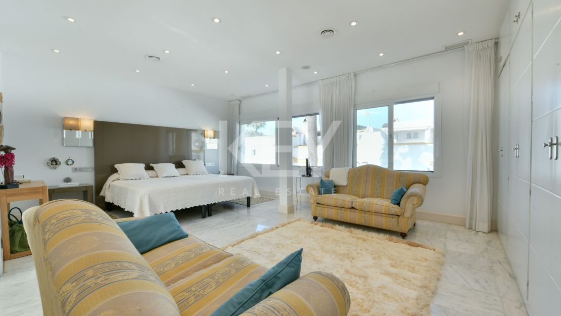 Stunning luxury beachside townhouse in Marbellamar, Marbella's Golden Mile