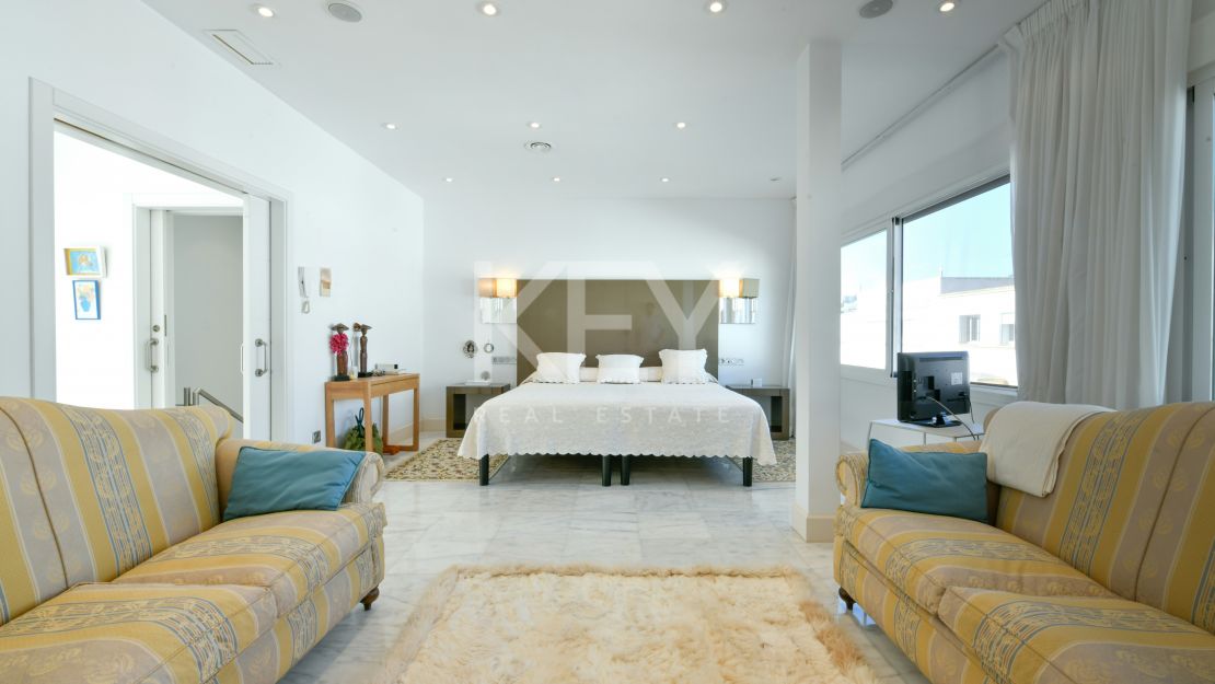 Stunning luxury beachside townhouse in Marbellamar, Marbella's Golden Mile