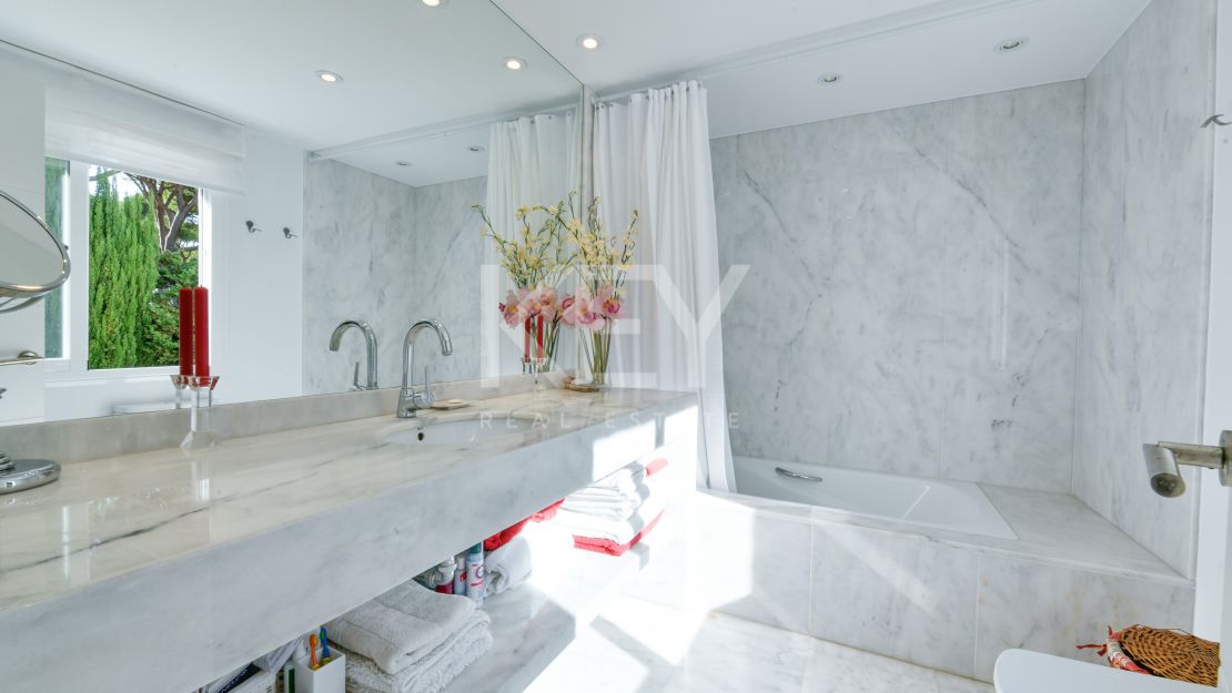 Stunning luxury beachside townhouse in Marbellamar, Marbella's Golden Mile