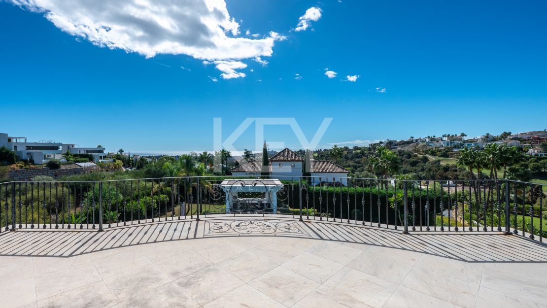 Gran villa clásica con vistas panorámicas al mar y al campo de golf en Los Arqueros