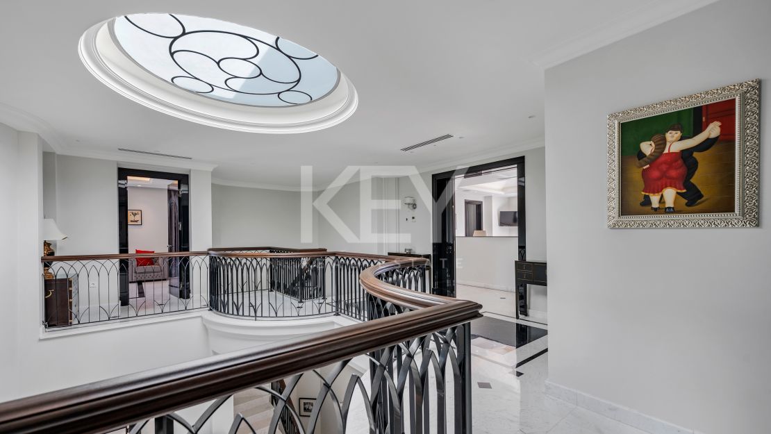 Gran villa clásica con vistas panorámicas al mar y al campo de golf en Los Arqueros