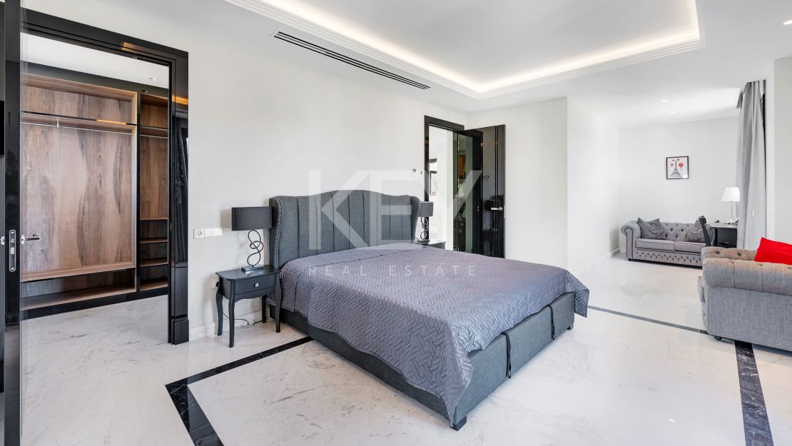 Gran villa clásica con vistas panorámicas al mar y al campo de golf en Los Arqueros