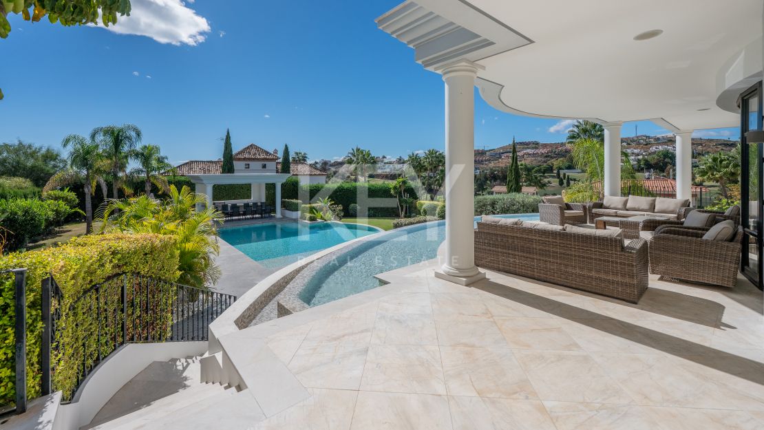 Gran villa clásica con vistas panorámicas al mar y al campo de golf en Los Arqueros