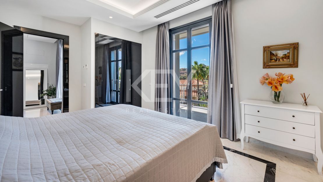 Gran villa clásica con vistas panorámicas al mar y al campo de golf en Los Arqueros