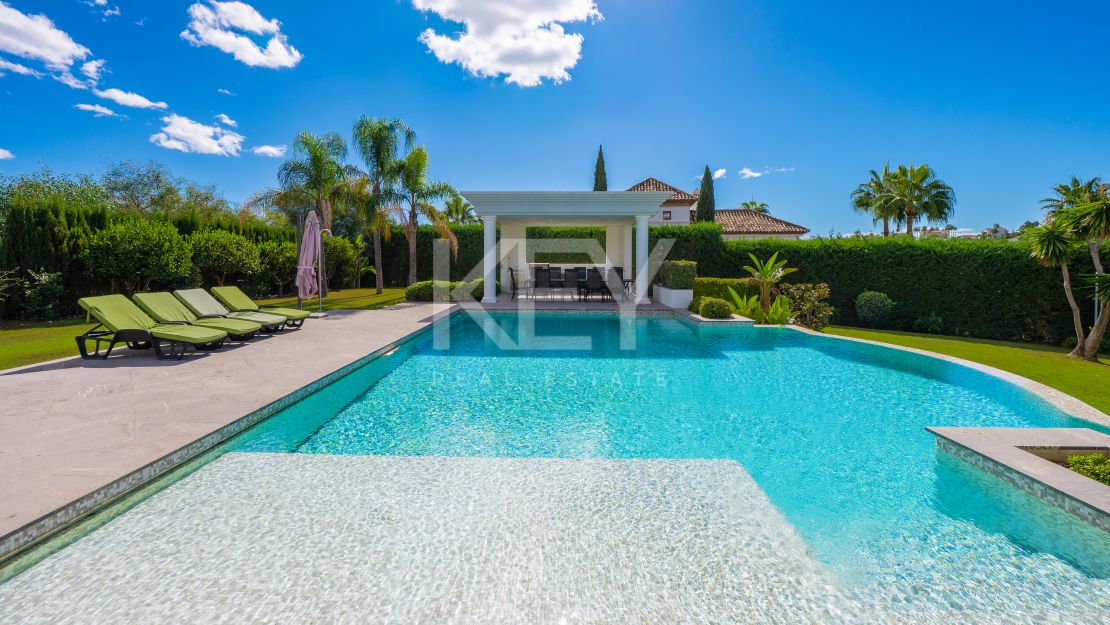 Gran villa clásica con vistas panorámicas al mar y al campo de golf en Los Arqueros