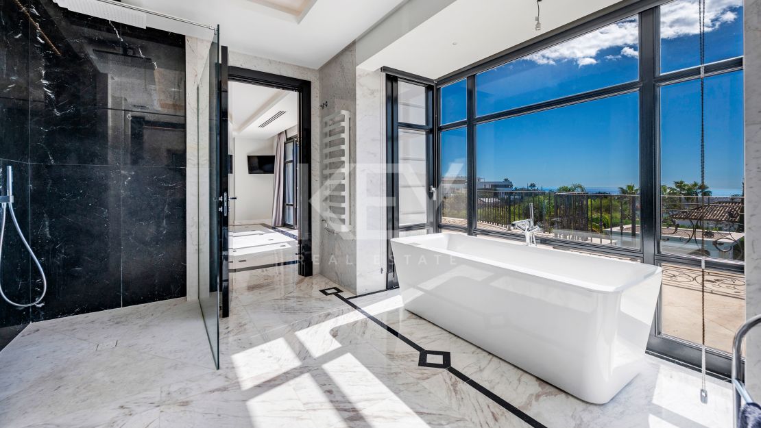 Gran villa clásica con vistas panorámicas al mar y al campo de golf en Los Arqueros