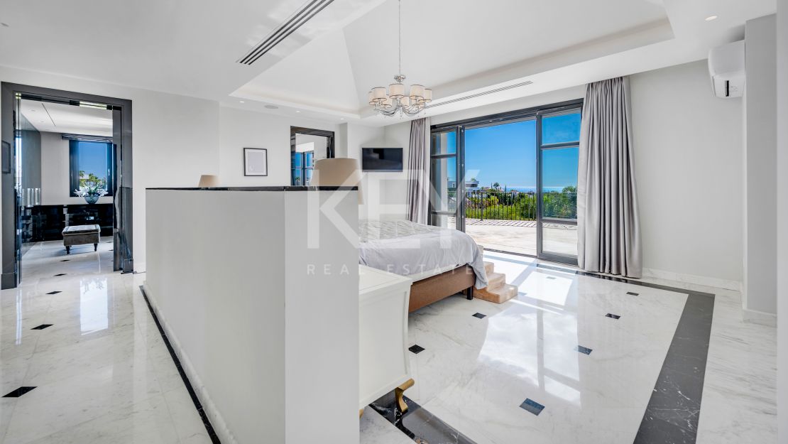 Gran villa clásica con vistas panorámicas al mar y al campo de golf en Los Arqueros