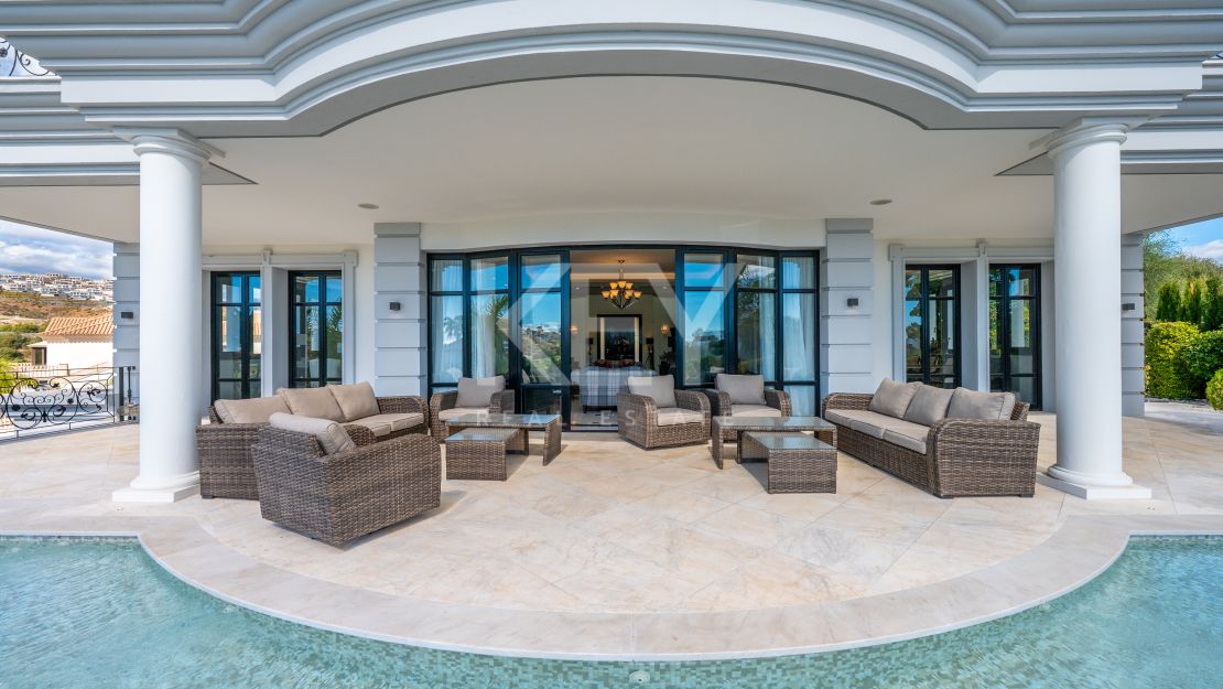 Gran villa clásica con vistas panorámicas al mar y al campo de golf en Los Arqueros