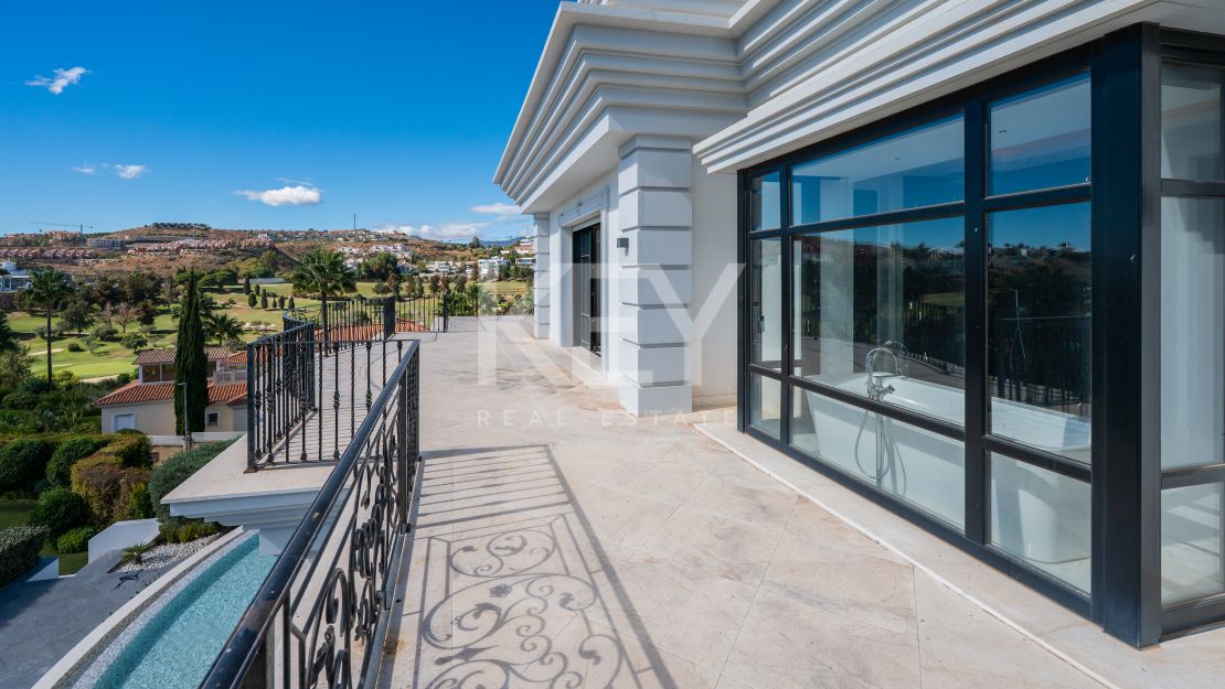 Gran villa clásica con vistas panorámicas al mar y al campo de golf en Los Arqueros