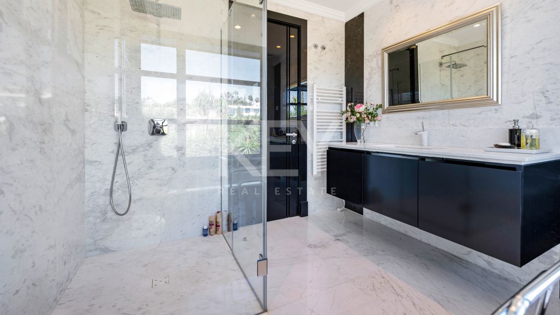 Gran villa clásica con vistas panorámicas al mar y al campo de golf en Los Arqueros