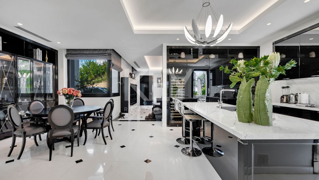 Gran villa clásica con vistas panorámicas al mar y al campo de golf en Los Arqueros