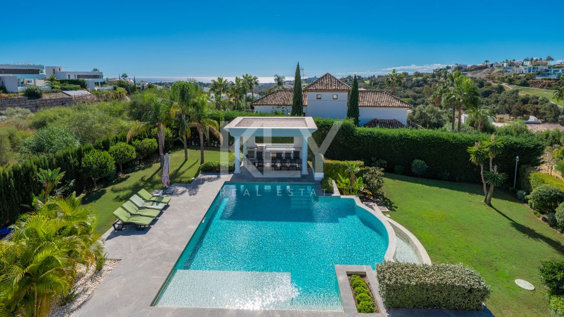 Gran villa clásica con vistas panorámicas al mar y al campo de golf en Los Arqueros
