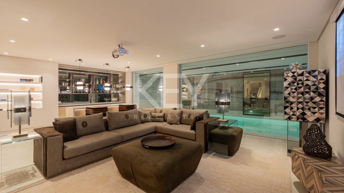 Impresionante villa de lujo con piscina interior climatizada y sauna en la Milla de Oro, Marbella.