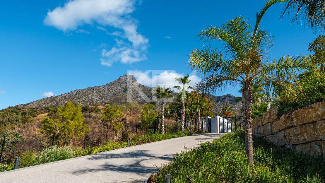 Impresionante villa de lujo con piscina interior climatizada y sauna en la Milla de Oro, Marbella.