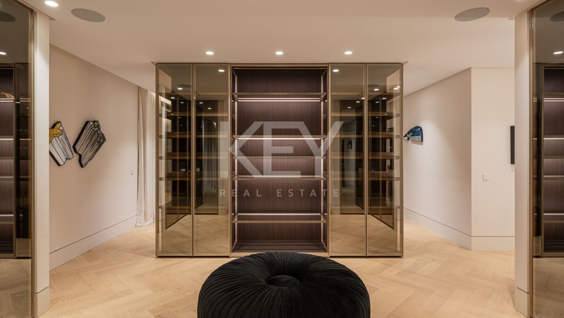 Impresionante villa de lujo con piscina interior climatizada y sauna en la Milla de Oro, Marbella.