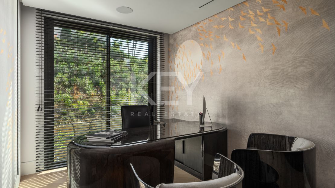 Impresionante villa de lujo con piscina interior climatizada y sauna en la Milla de Oro, Marbella.