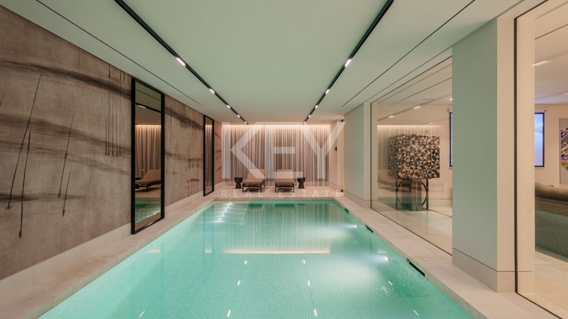 Impresionante villa de lujo con piscina interior climatizada y sauna en la Milla de Oro, Marbella.