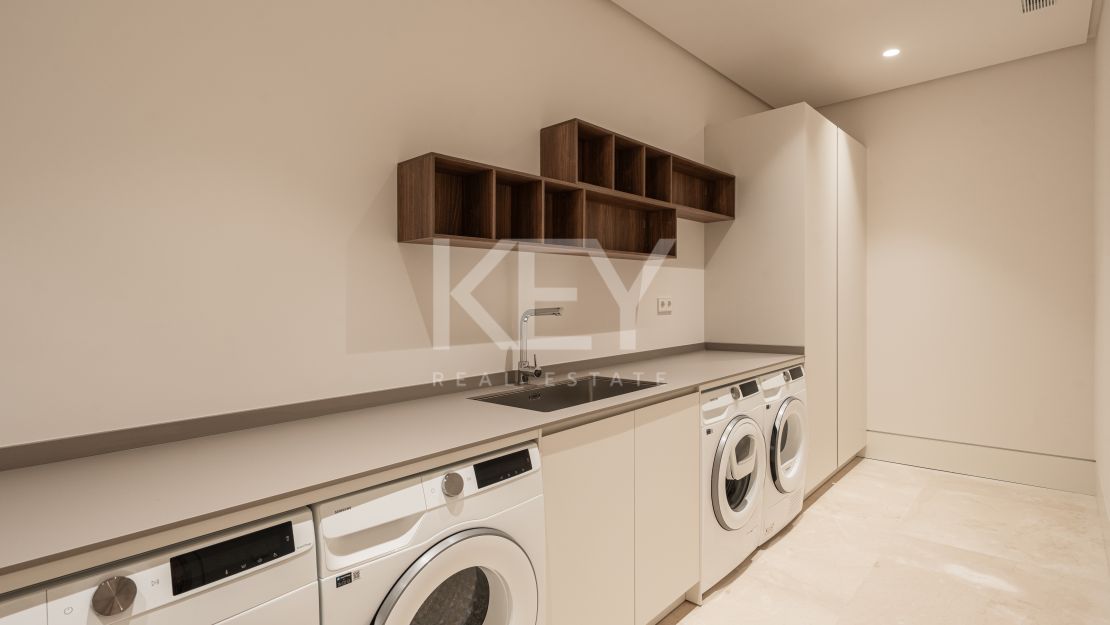 Impresionante villa de lujo con piscina interior climatizada y sauna en la Milla de Oro, Marbella.