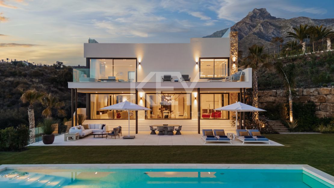 Impresionante villa de lujo con piscina interior climatizada y sauna en la Milla de Oro, Marbella.