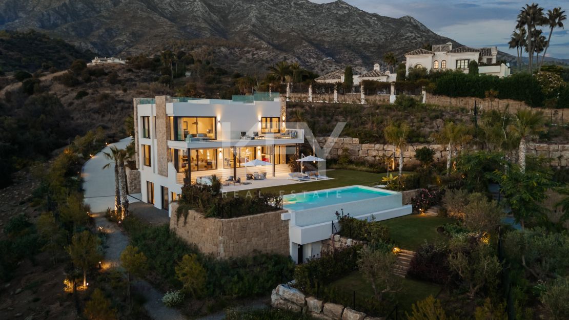 Impresionante villa de lujo con piscina interior climatizada y sauna en la Milla de Oro, Marbella.