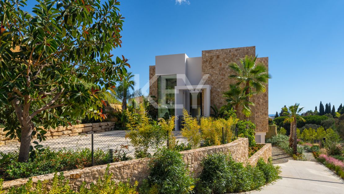 Impresionante villa de lujo con piscina interior climatizada y sauna en la Milla de Oro, Marbella.