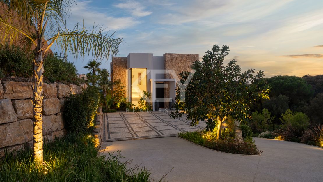 Impresionante villa de lujo con piscina interior climatizada y sauna en la Milla de Oro, Marbella.