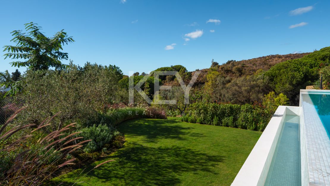 Impresionante villa de lujo con piscina interior climatizada y sauna en la Milla de Oro, Marbella.