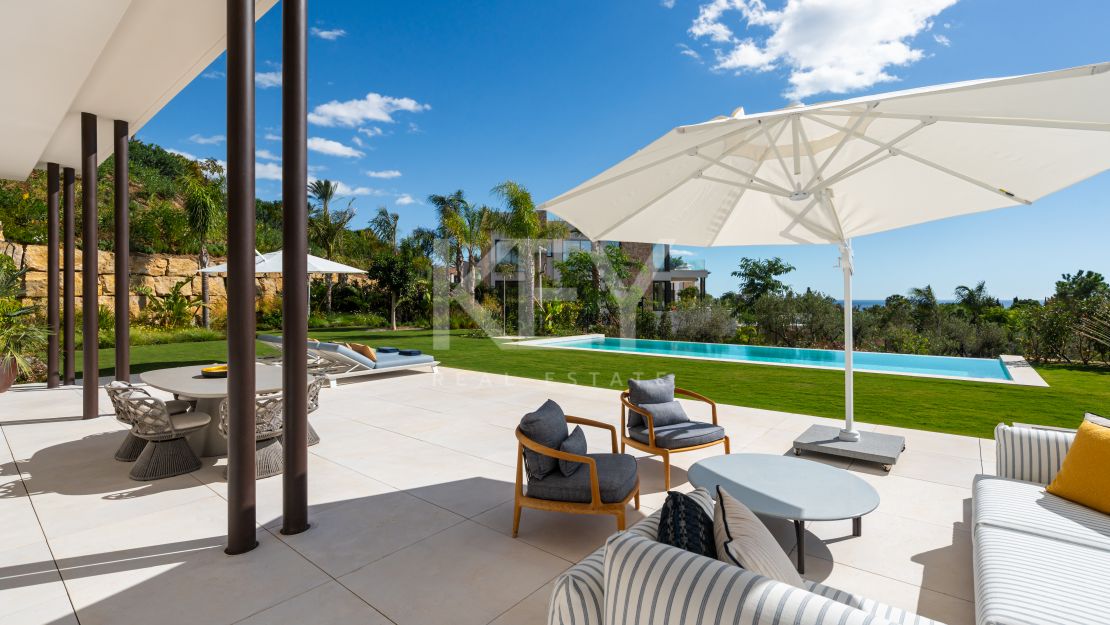 Impresionante villa de lujo con piscina interior climatizada y sauna en la Milla de Oro, Marbella.