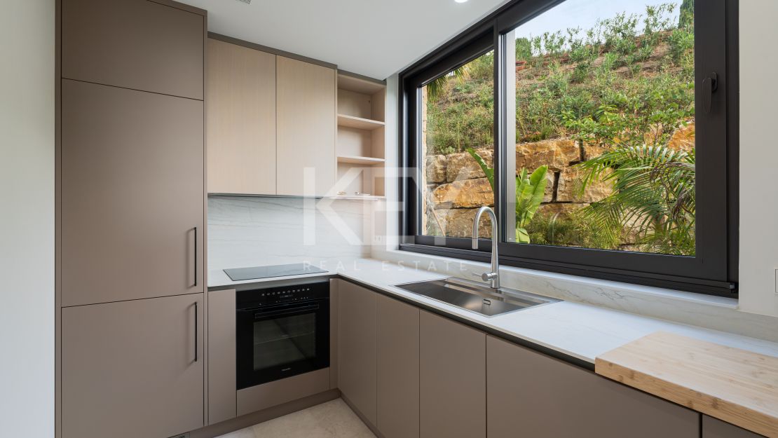 Impresionante villa de lujo con piscina interior climatizada y sauna en la Milla de Oro, Marbella.