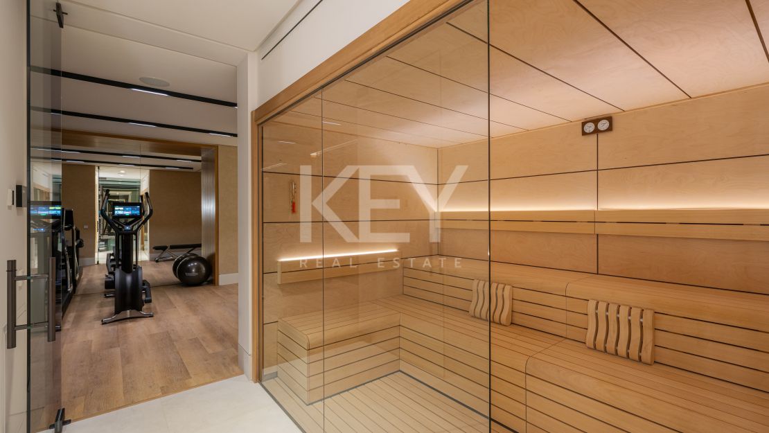 Impresionante villa de lujo con piscina interior climatizada y sauna en la Milla de Oro, Marbella.