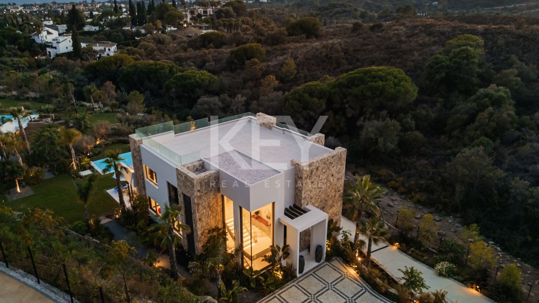 Impresionante villa de lujo con piscina interior climatizada y sauna en la Milla de Oro, Marbella.