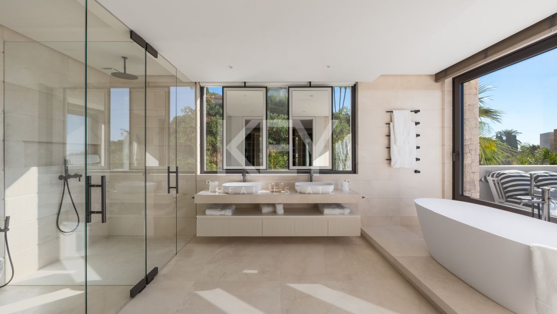 Impresionante villa de lujo con piscina interior climatizada y sauna en la Milla de Oro, Marbella.