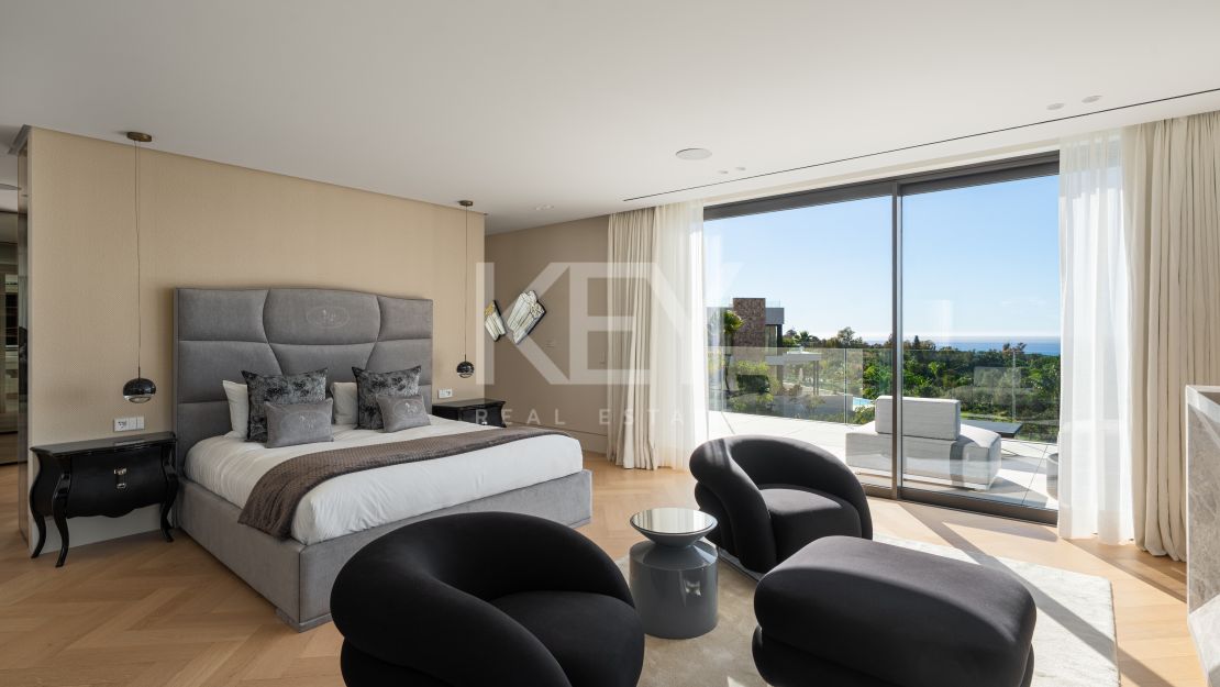 Impresionante villa de lujo con piscina interior climatizada y sauna en la Milla de Oro, Marbella.