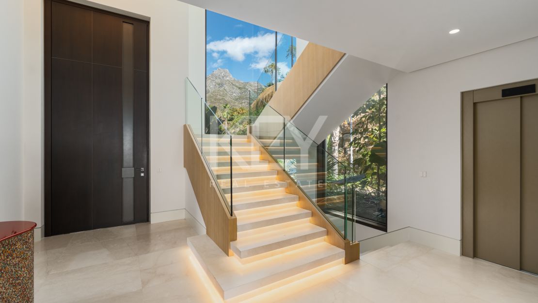 Impresionante villa de lujo con piscina interior climatizada y sauna en la Milla de Oro, Marbella.