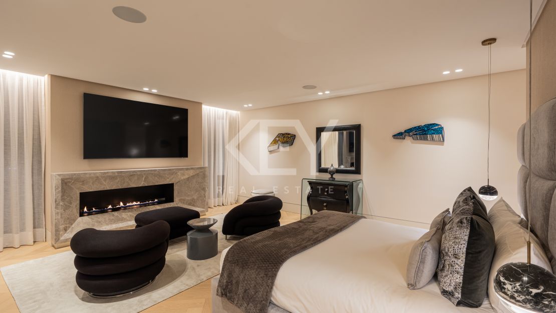 Impresionante villa de lujo con piscina interior climatizada y sauna en la Milla de Oro, Marbella.