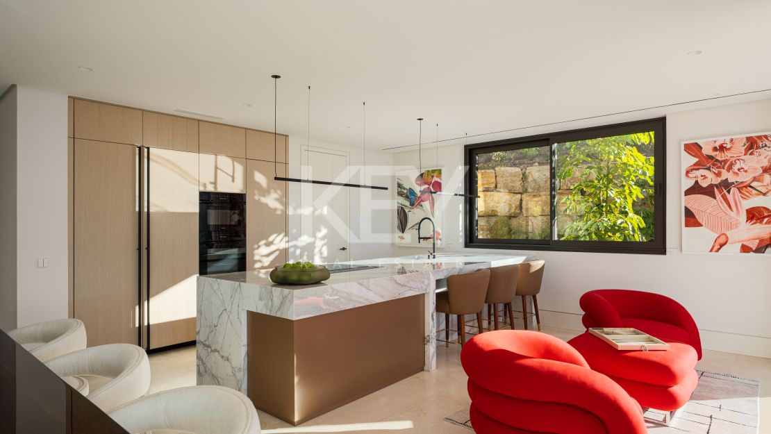 Impresionante villa de lujo con piscina interior climatizada y sauna en la Milla de Oro, Marbella.