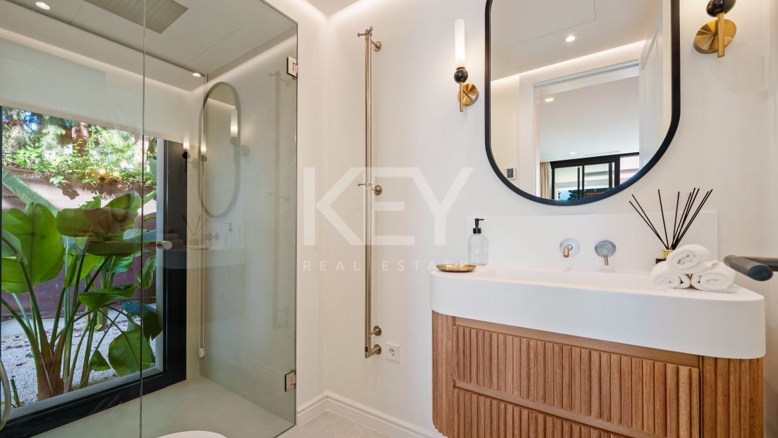 Impresionante villa moderna en La Quinta con vistas al mar abierto