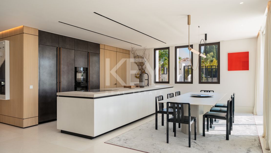 Contemporary villa near Marbella’s Golden Mile with panoramic views