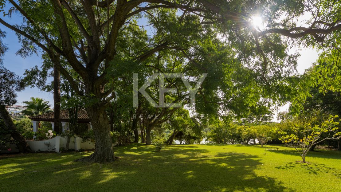 Charming Andalusian cortijo with lakeside views in Benahavís