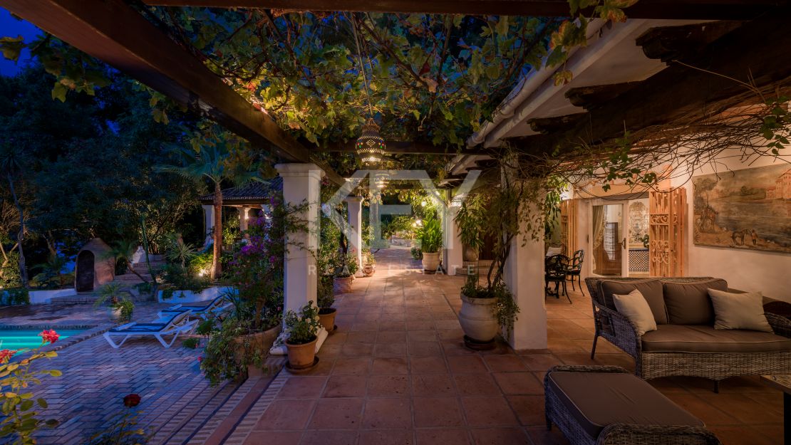 Charming Andalusian cortijo with lakeside views in Benahavís