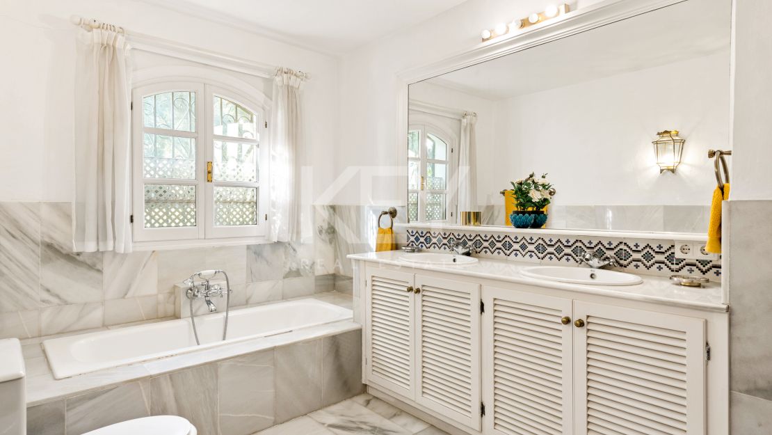 Charming Andalusian cortijo with lakeside views in Benahavís