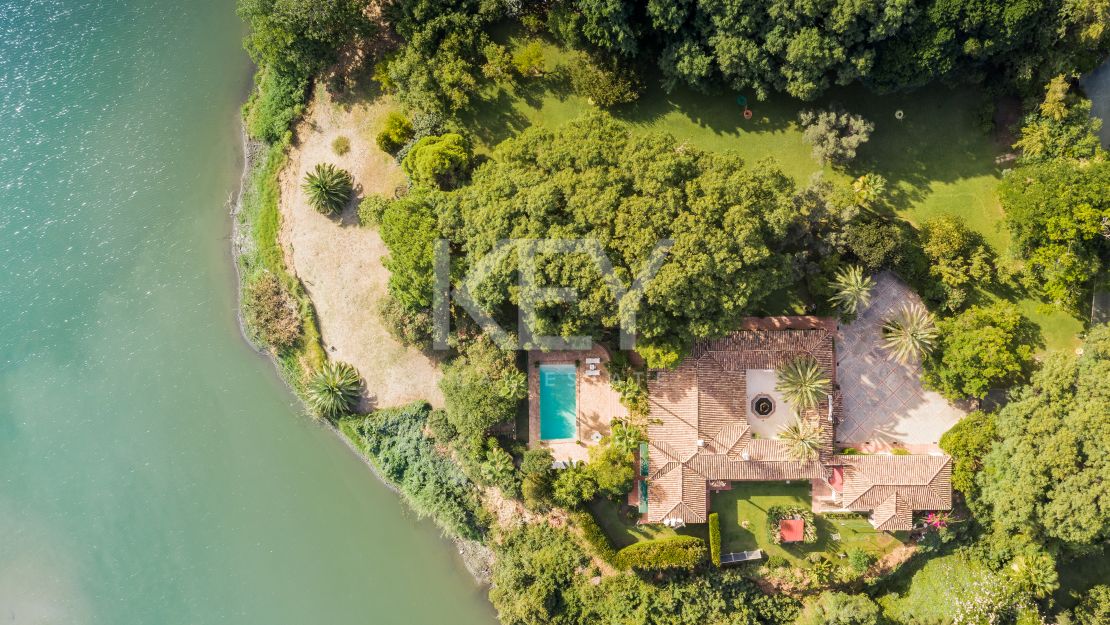 Charming Andalusian cortijo with lakeside views in Benahavís