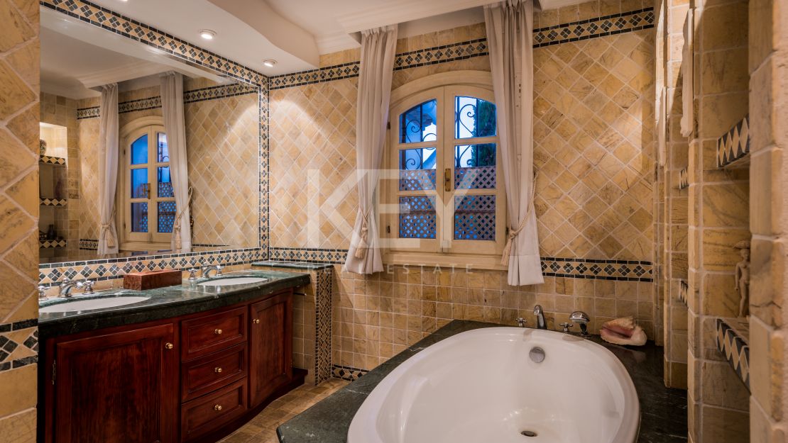 Charming Andalusian cortijo with lakeside views in Benahavís