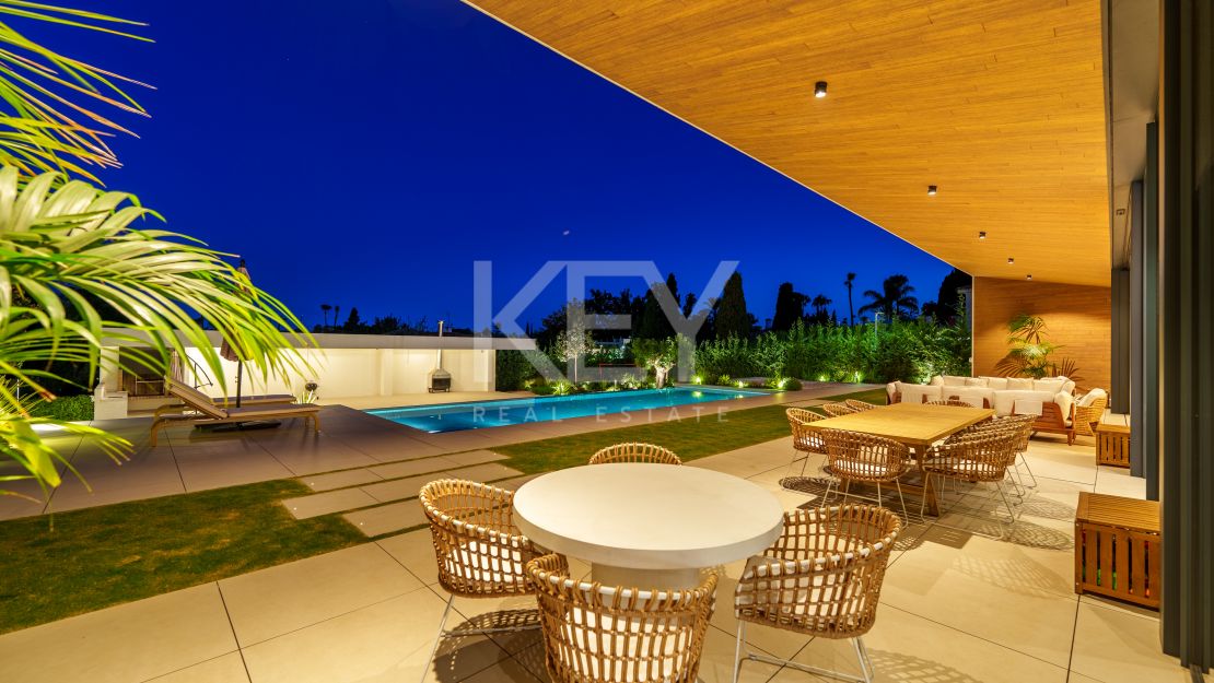 Villa contemporánea con grandes espacios y arquitectura destacada en Guadalmina Alta