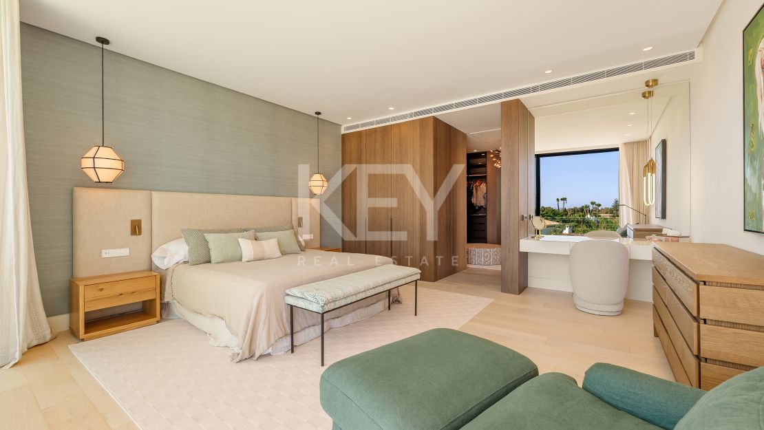 Villa contemporánea con grandes espacios y arquitectura destacada en Guadalmina Alta