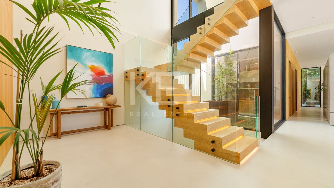 Villa contemporánea con grandes espacios y arquitectura destacada en Guadalmina Alta