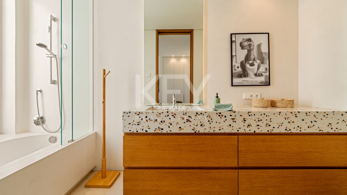 Villa contemporánea con grandes espacios y arquitectura destacada en Guadalmina Alta