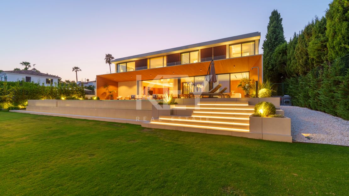 Villa contemporánea con grandes espacios y arquitectura destacada en Guadalmina Alta