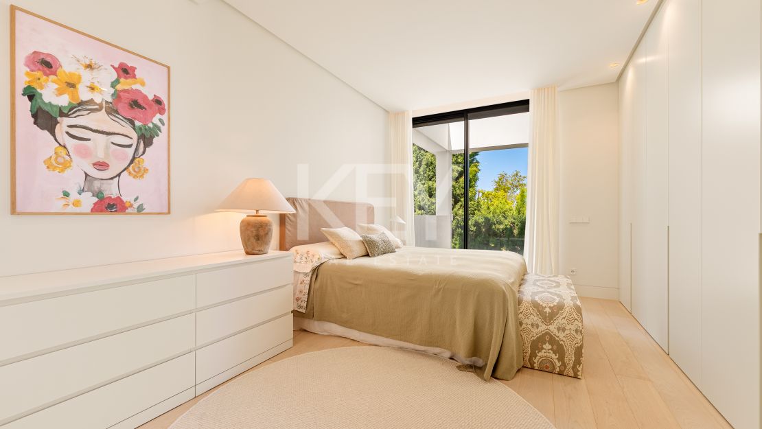 Villa contemporánea con grandes espacios y arquitectura destacada en Guadalmina Alta